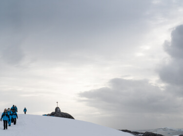 un groupe visite Port Charcot en Antarctique